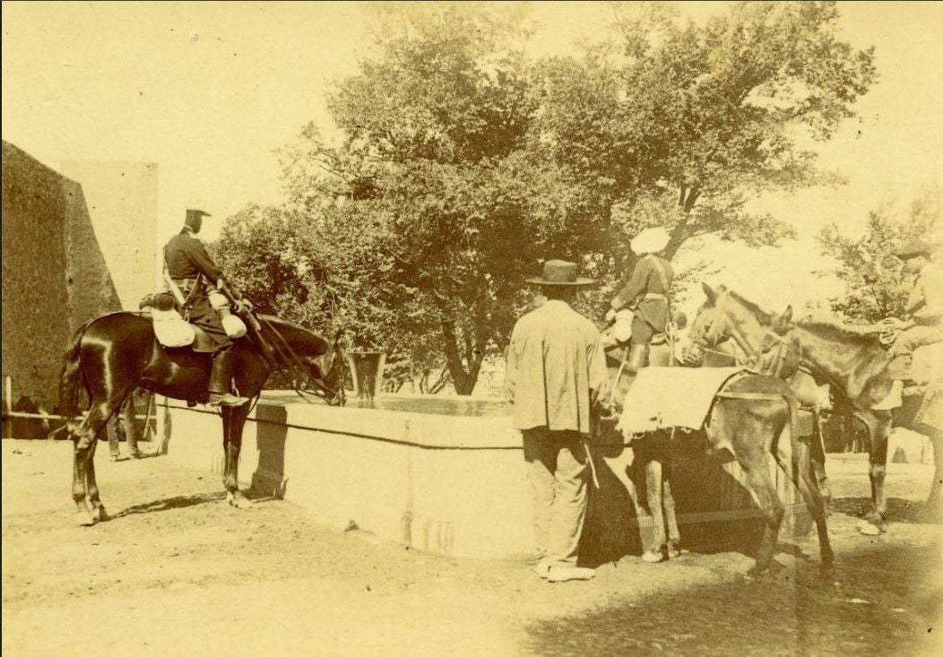 Pareja de la Guardia Civil a caballo, hacia 1920, en el abrevadero situado junto a la puerta de Alfonso VI, al pie de las murallas. Fondo fotográfico de Pedro Román (Diputación Provincial de Toledo)