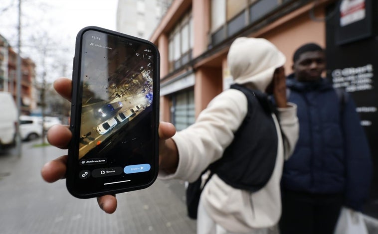 Imagen principal - Una joven de 16 años muestra en su móvil un vídeo de los disturbios, tras explicar que los alborotadores fueron los 'manguis' de siempre. Abajo, efectivos de los Mossos durante los altercados, este pasado martes. Sobre estas líneas, un hombre saliendo de la mezquita de Salt donde ejerce el imán desahuciado. 