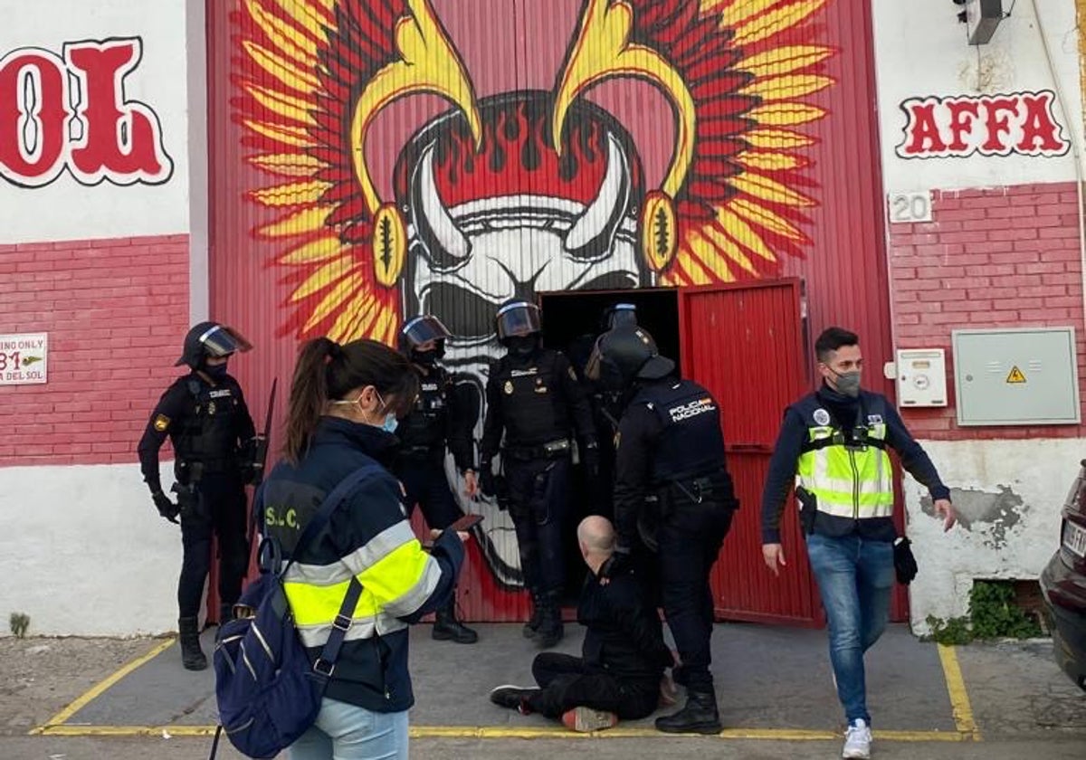 La Policía Nacional, en la sede de los Ángeles del Infierno durante una operación