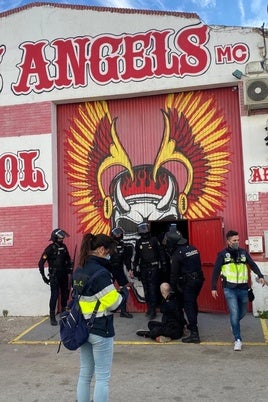 La Policía Nacional, en la sede de los Ángeles del Infierno durante una operación