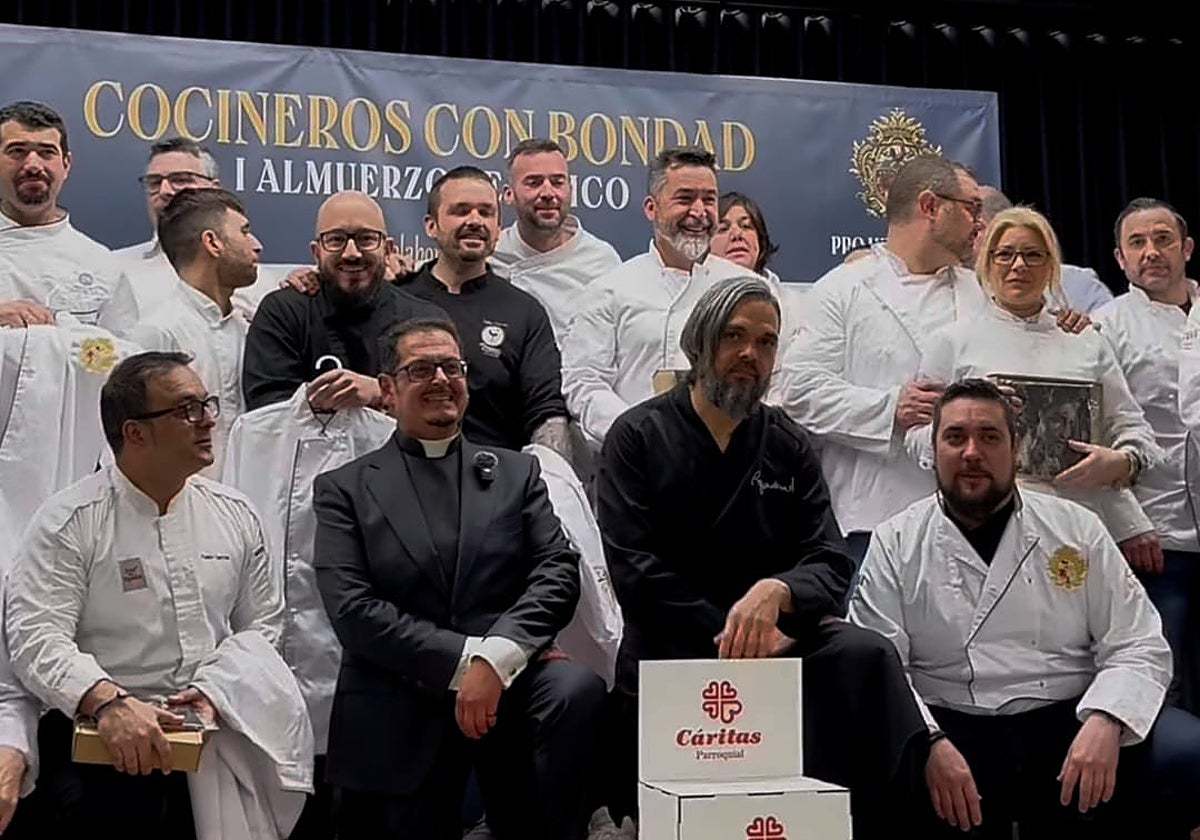 El párroco de la Fuensanta junto a algunos de los chefs participantes en el almuerzo benéfico de este domingo