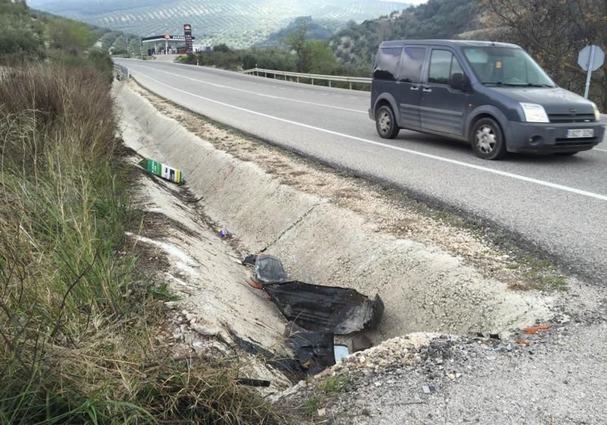 Restos de un accidente en la carretera de Cabra (Córdoba) en una imagen de archivo