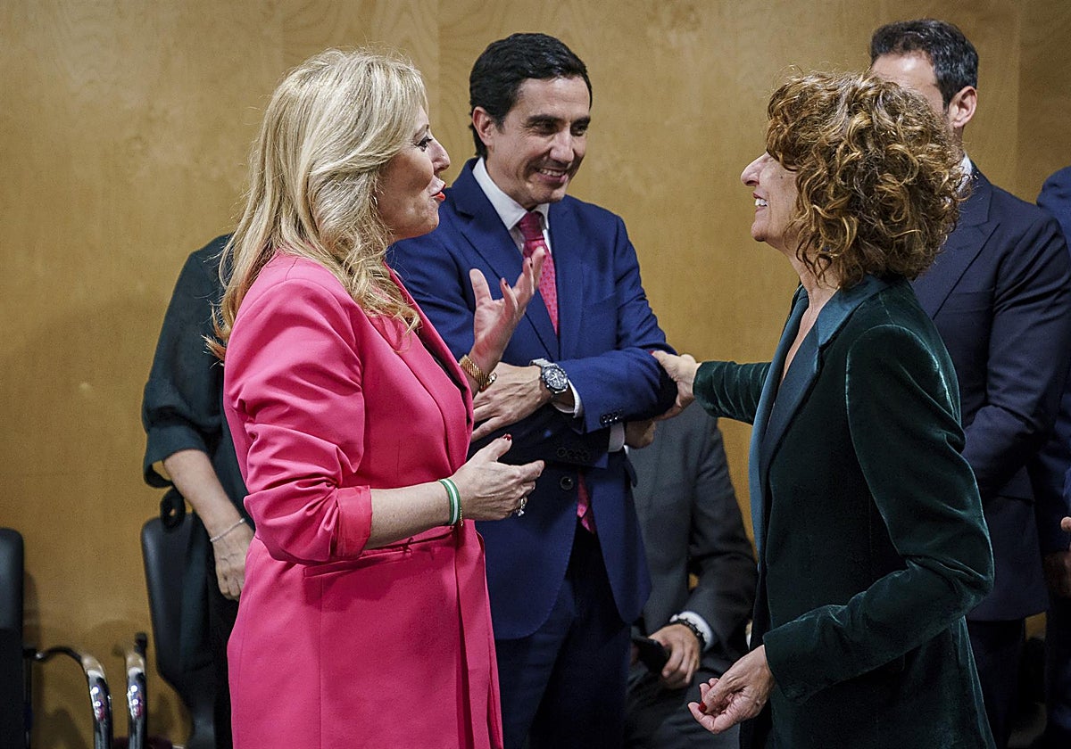 La consejera de Economía, Carolina España, y la vicepresidenta primera del Gobierno y ministra de Hacienda, María Jesús Montero, en una imagen de 26 de febrero