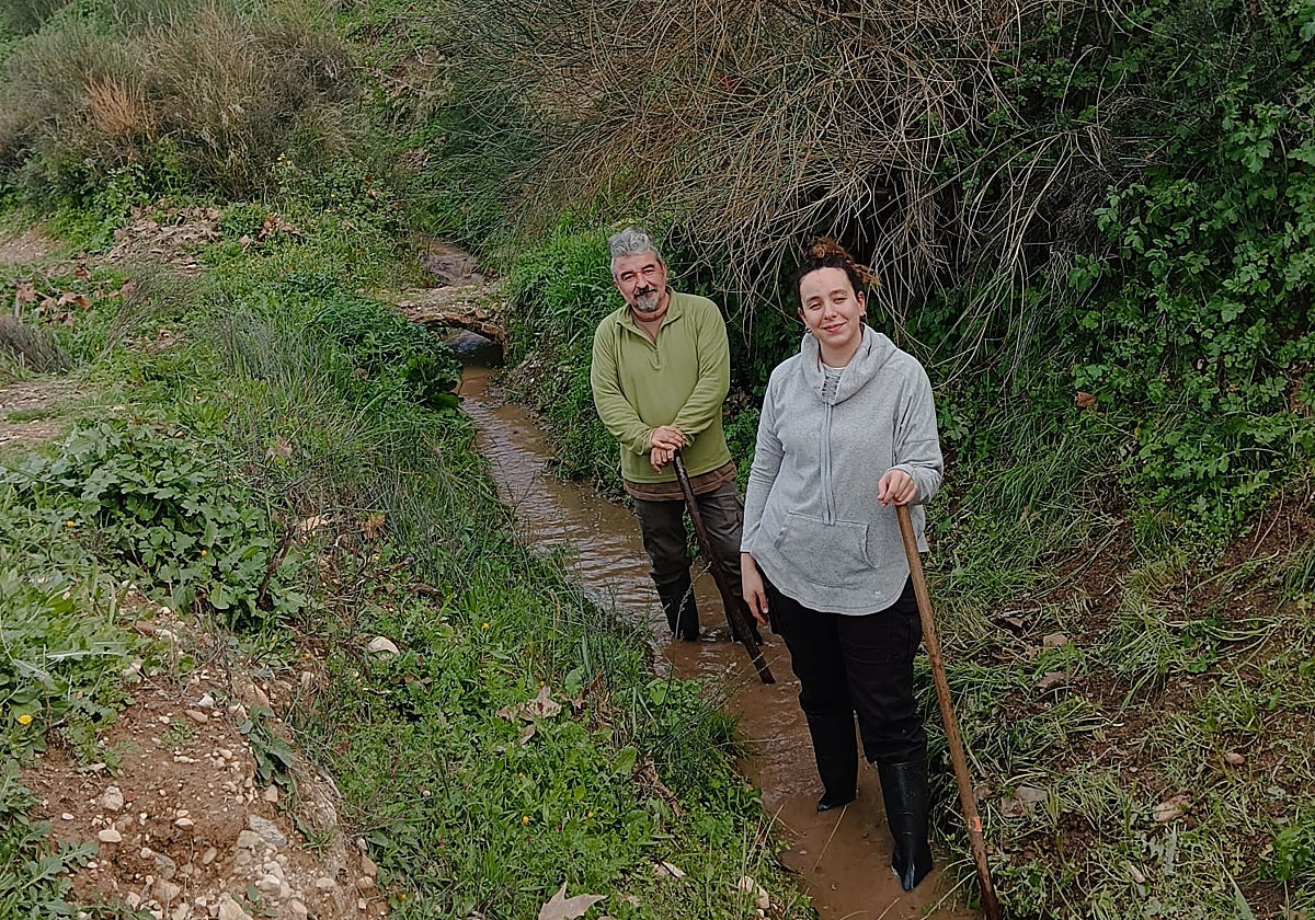 Los investigadores José María Martín Civantos y Elena Correa en la acequia de Aynadamar en Granada