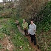 Los investigadores José María Martín Civantos y Elena Correa en la acequia de Aynadamar en Granada