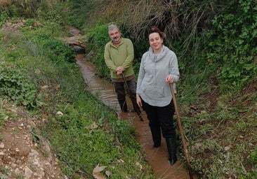 Los investigadores José María Martín Civantos y Elena Correa en la acequia de Aynadamar en Granada