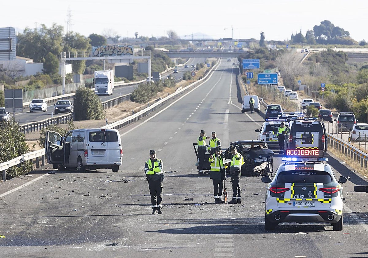 Agentes de la Guardia Civil de Tráfico en un reciente accidente con cuatro coches implicados en la A-7