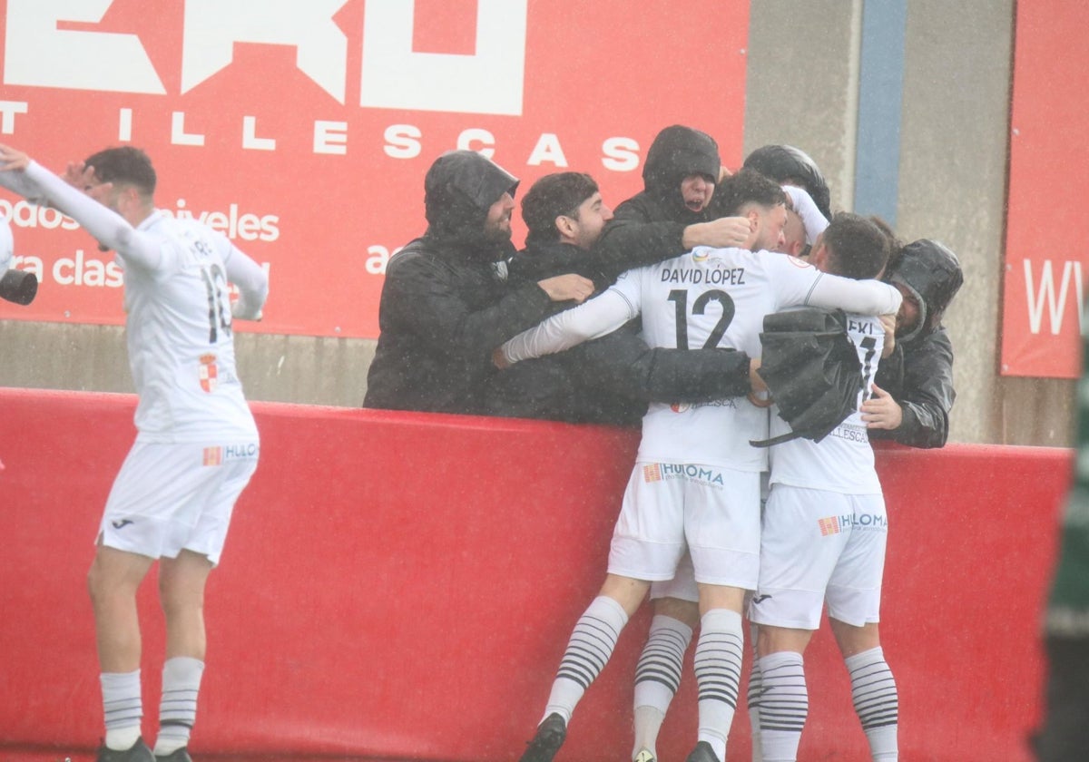 Los jugadores del Illescas se abrazan con la afición bajo la lluvia