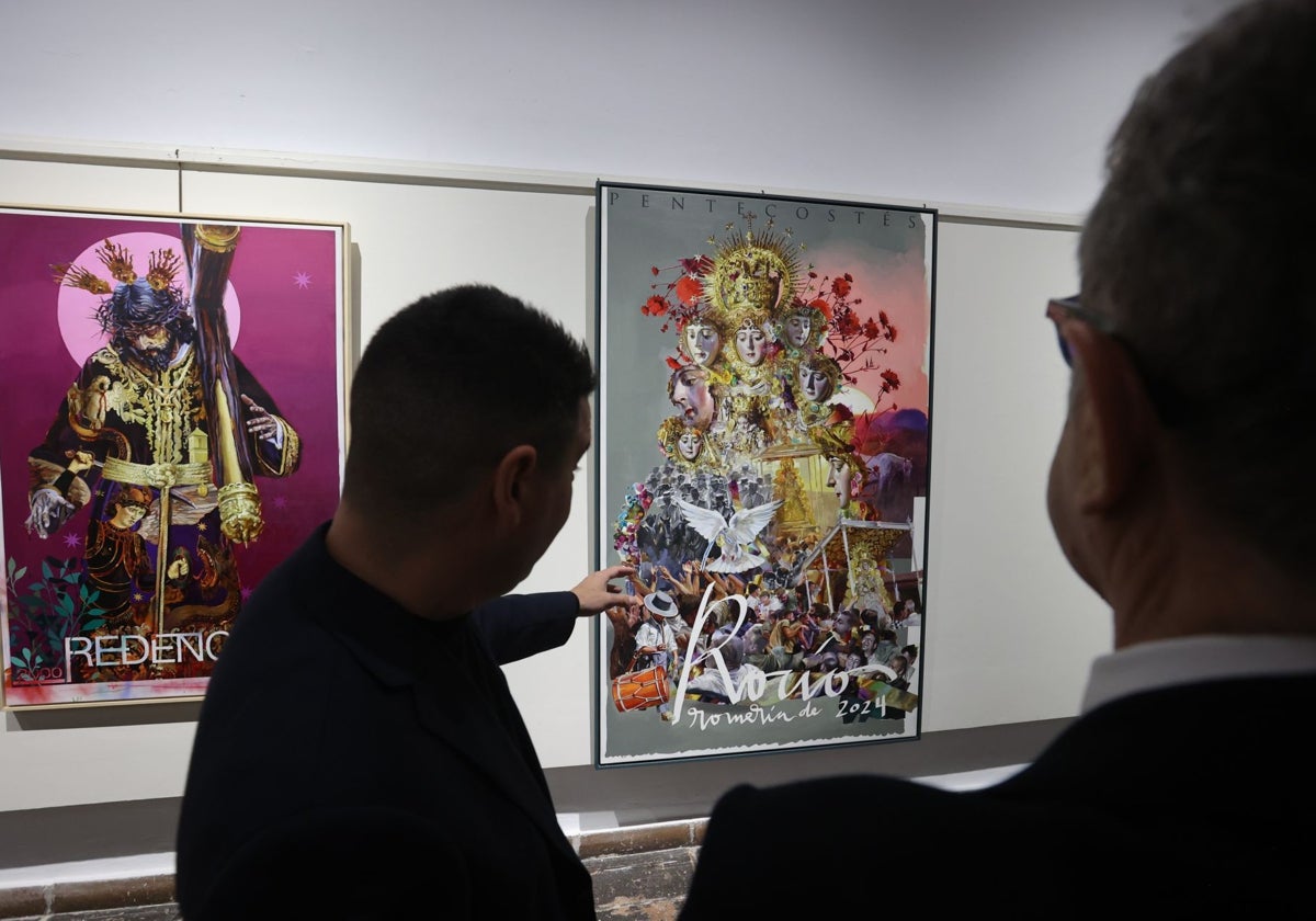 Jesús García Osorno explica detalles de sus obras, este domingo en la exposición sobre su producción y el cartel de la Semana Santa de Córdoba 2025