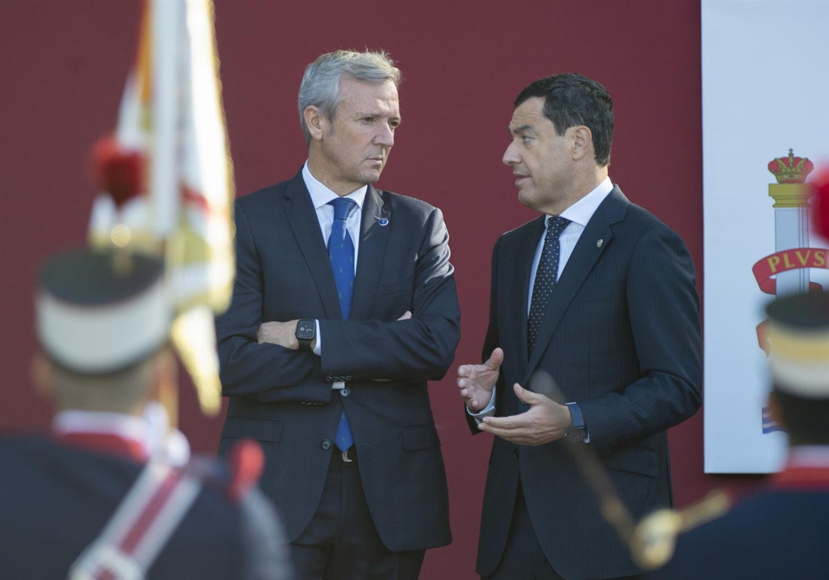 El presidente gallego, Alfonso Rueda (i) y el presidente andaluz, Juanma Moreno (d), durante el desfile del 12 de octubre en Madrid