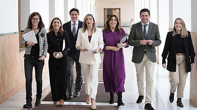 La nueva portavoz parlamentaria del PSOE-A, María Márquez (centro), junto a otros diputados