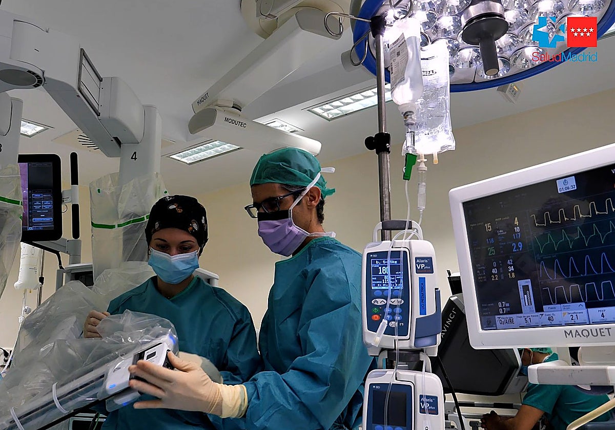 El doctor Cabezalí, de la sección de Urología Infantil del Servicio de Cirugía Pediátrica del 12 de Octubre, durante la intervención