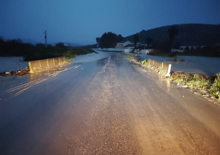 Carretera 4207 cortada por las precipitaciones