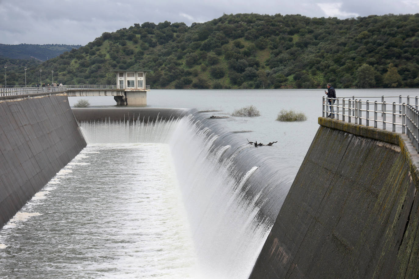 El pantano de San Rafael de Navallana supera su límite y desembalsa a marcha forzadas