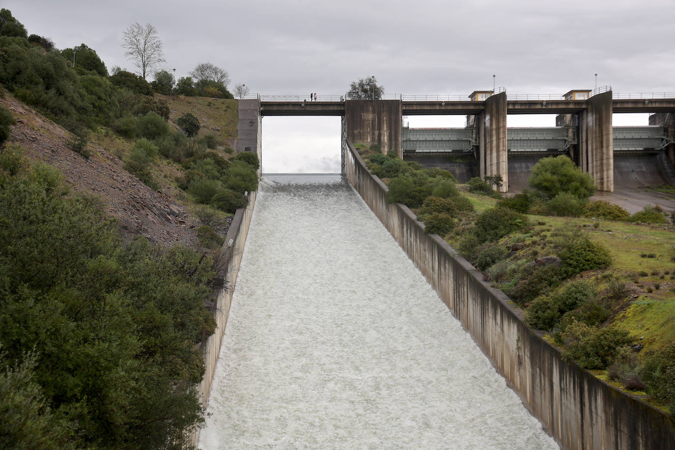 El pantano de San Rafael de Navallana supera su límite y desembalsa a marcha forzadas