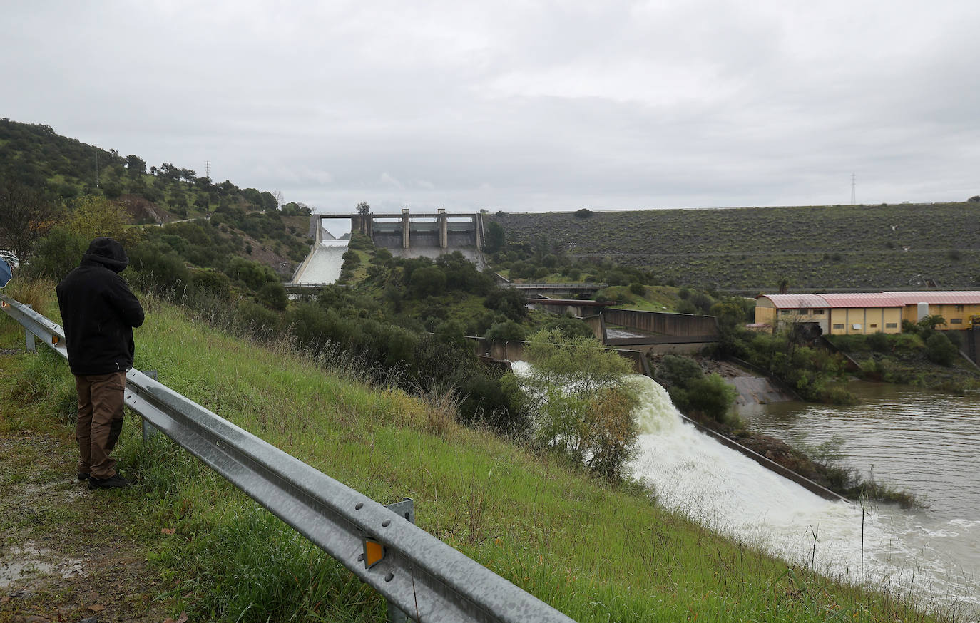 El pantano de San Rafael de Navallana supera su límite y desembalsa a marcha forzadas