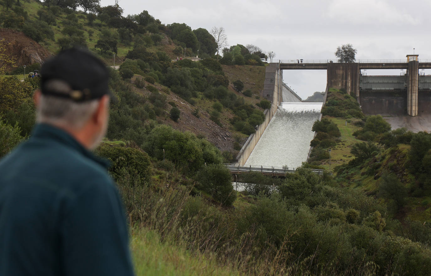 El pantano de San Rafael de Navallana supera su límite y desembalsa a marcha forzadas