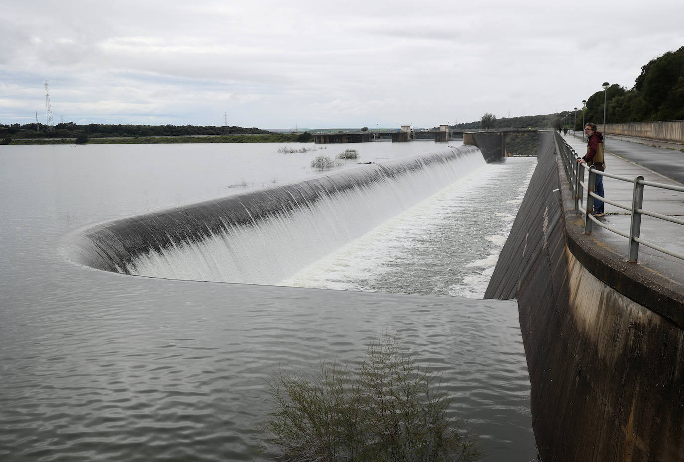 El pantano de San Rafael de Navallana supera su límite y desembalsa a marcha forzadas