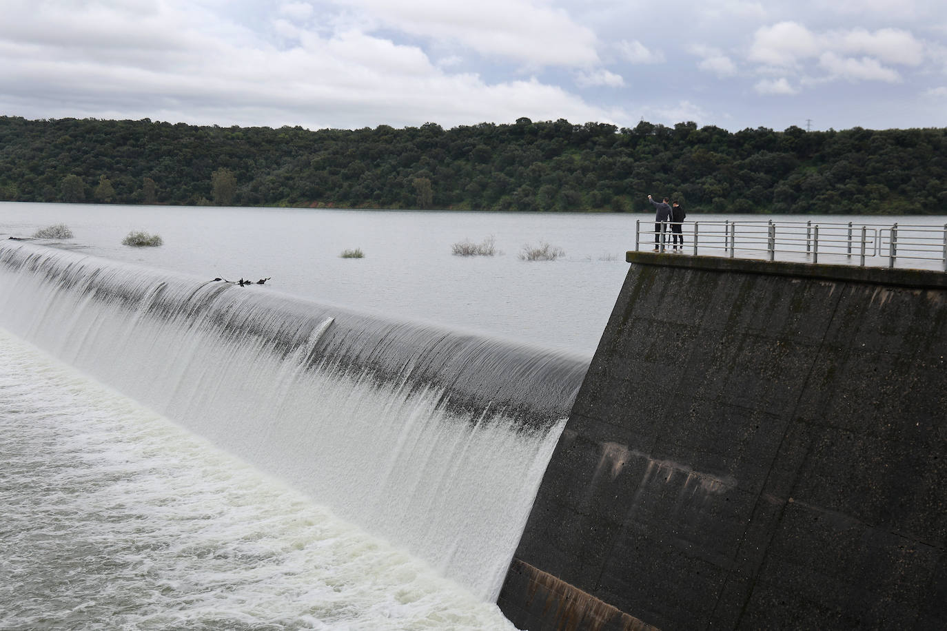 El pantano de San Rafael de Navallana supera su límite y desembalsa a marcha forzadas