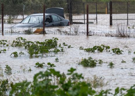 Imagen secundaria 1 - La crecida del río Odiel provoca la evacuación de vecinos en Gibraleón