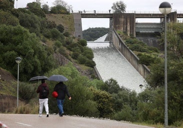 El pantano de Navallana suelta agua por el aliviadero, en imágenes