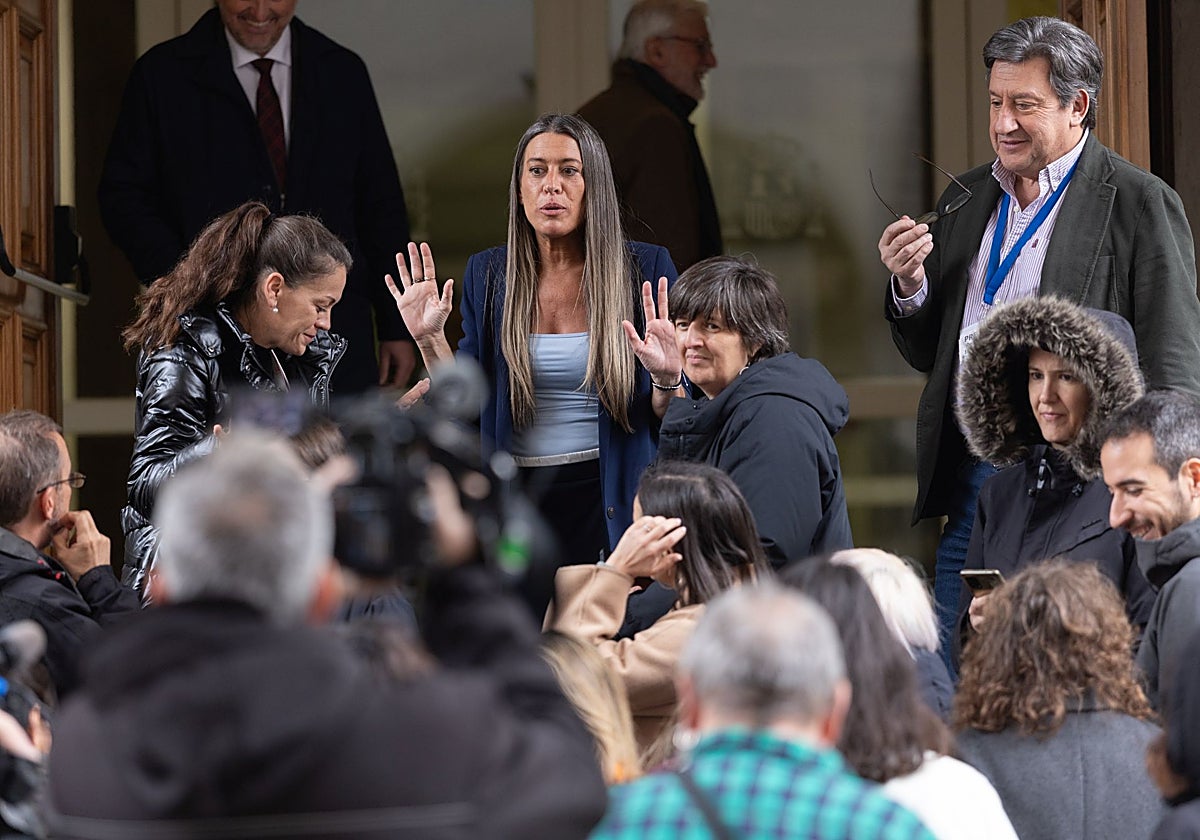 La portavoz de Junts, Miriam Nogueras, hablando con la prensa a las puertas del Congreso