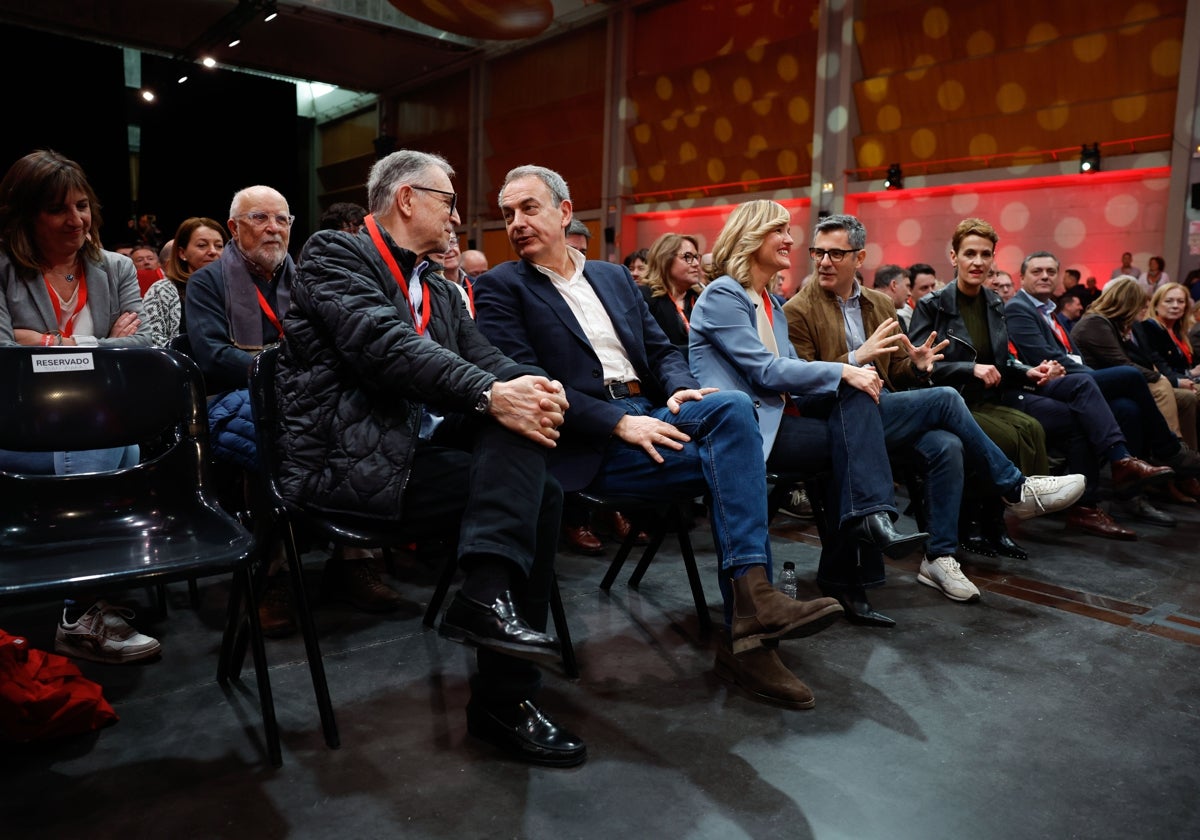 El nuevo presidente del PSOE aragonés, Marcelino Iglesias, charla con el expresidente Zapatero, en prseencia de la nueva secretaria general del PSOE autonómico, Pilar Alegría, en conversación con el ministro Félix Bolaños