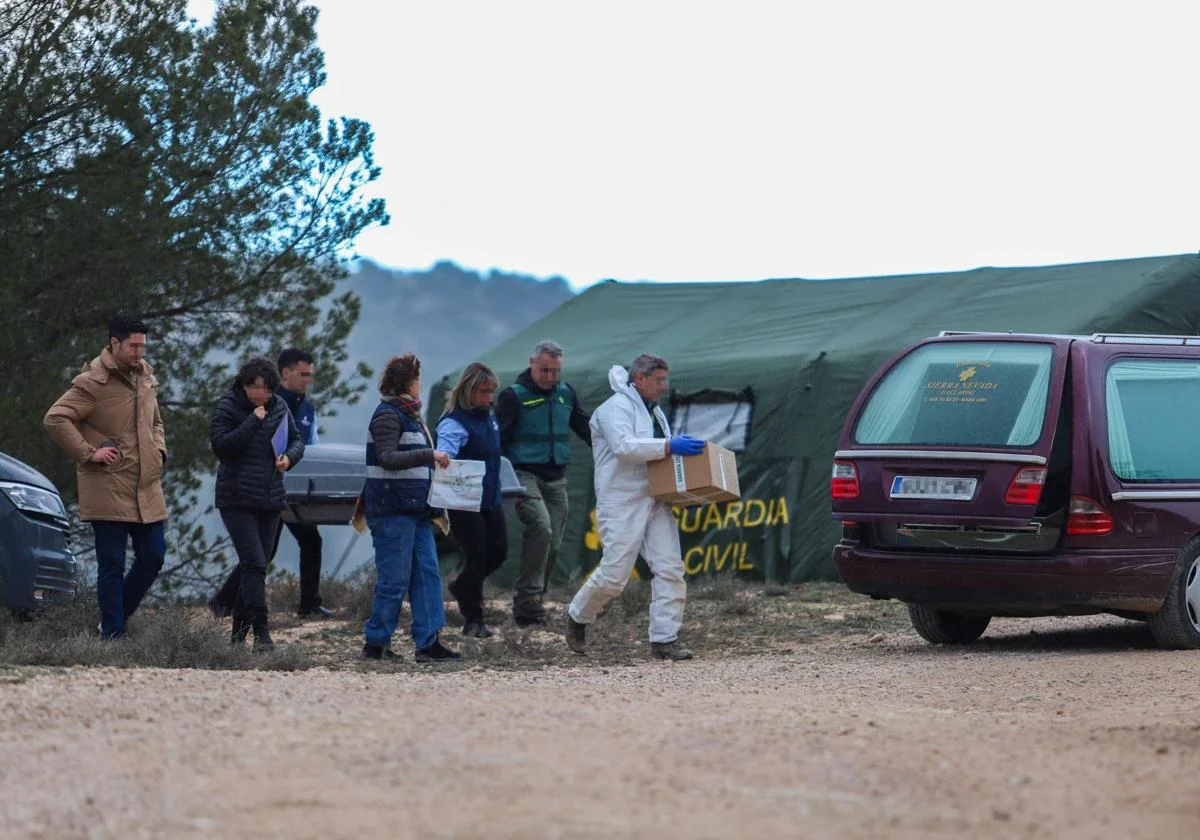 Investigadores trasladan el cadáver del hombre que desapareció en septiembre y fue encontrado el pasado fin de semana