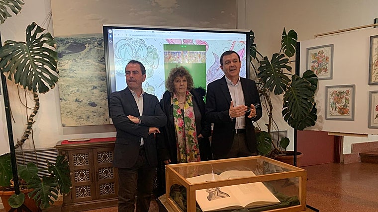 Mathilde Grange (cetnro) con José Gutiérrez, delegado de Educación en la provincia y Luis Corrales, director del IES Universidad Laboral