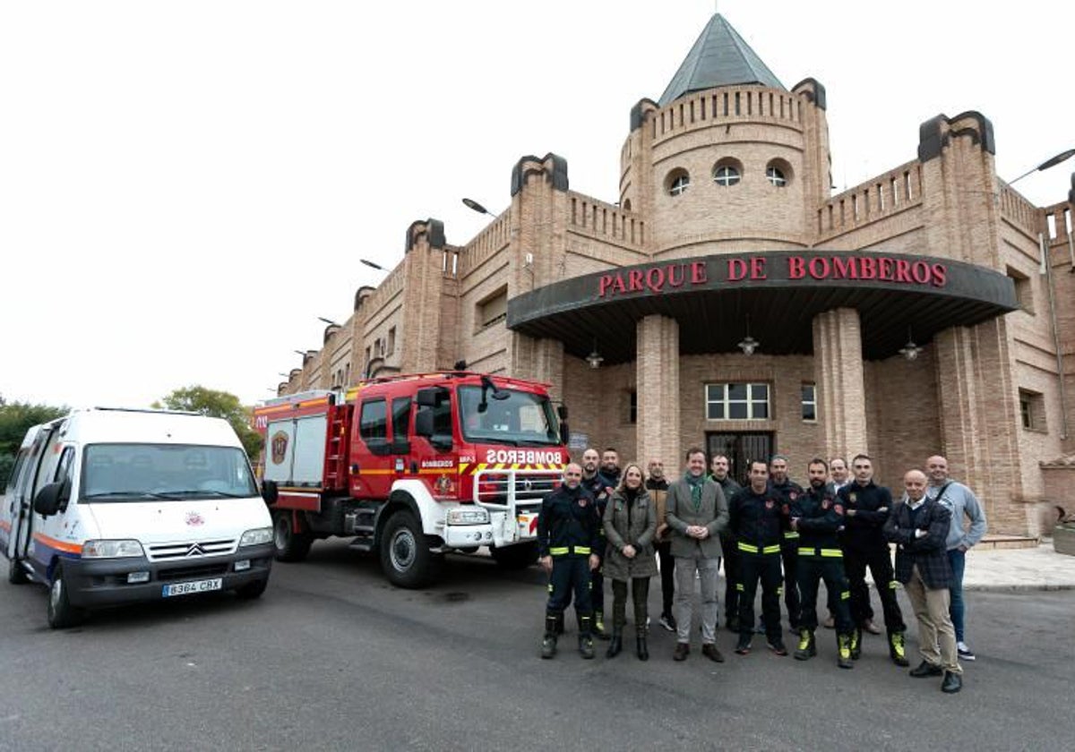 El alcalde de Toledo, Carlos Velázquez, y la concejala Inés Cañizares con los bomberos en una imagen de hace unos meses