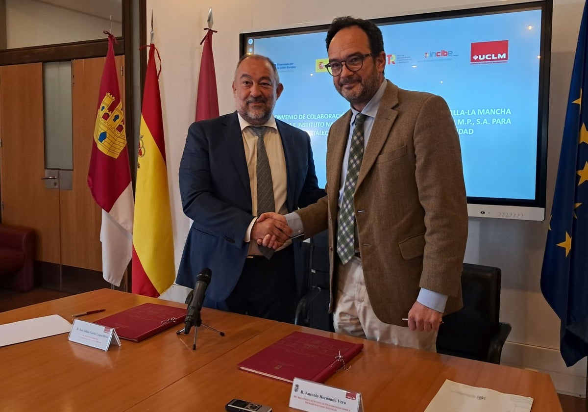 El rector de la UCLM, Julián Garde, y el secretario de Estado de Telecomunicaciones e Infraestructuras Digitales, Antonio Hernando