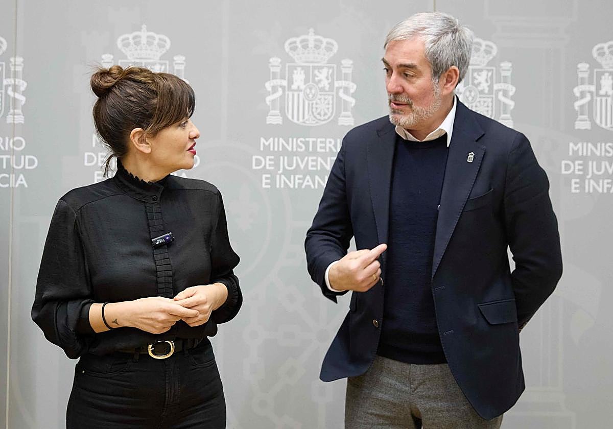 La ministra de Juventud e Infancia, Sira Rego, y el presidente del Gobierno de Canarias, Fernando Clavijo, durante una reunión