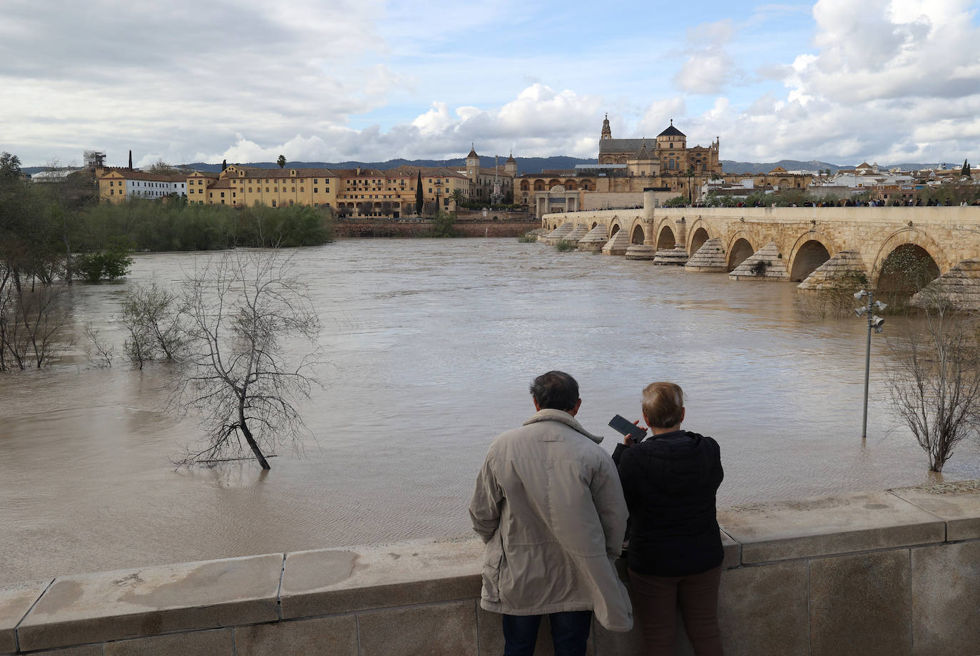 El impactante aspecto del río Guadalquivir a su paso por Córdoba