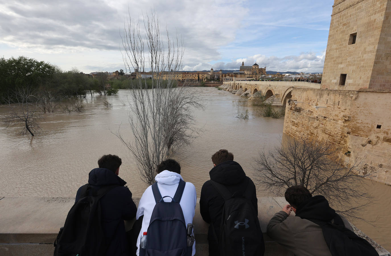 El impactante aspecto del río Guadalquivir a su paso por Córdoba