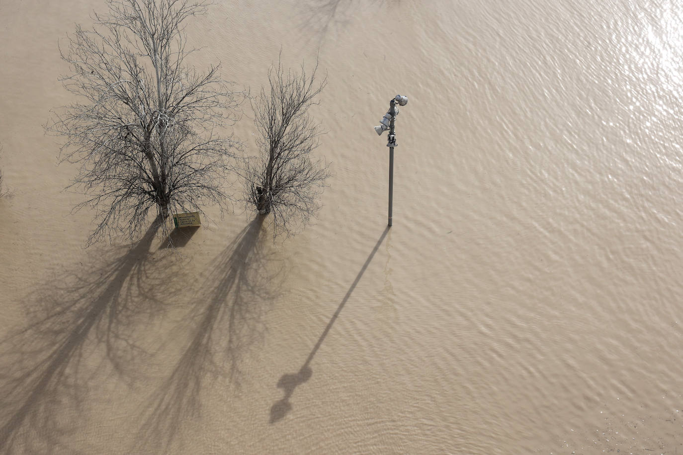 El impactante aspecto del río Guadalquivir a su paso por Córdoba