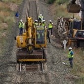 Operarios trabajando en el trazado de una vía férrea