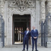 Juanma Moreno y Alfonso Rueda en las puertas del palacio de San Telmo este martes