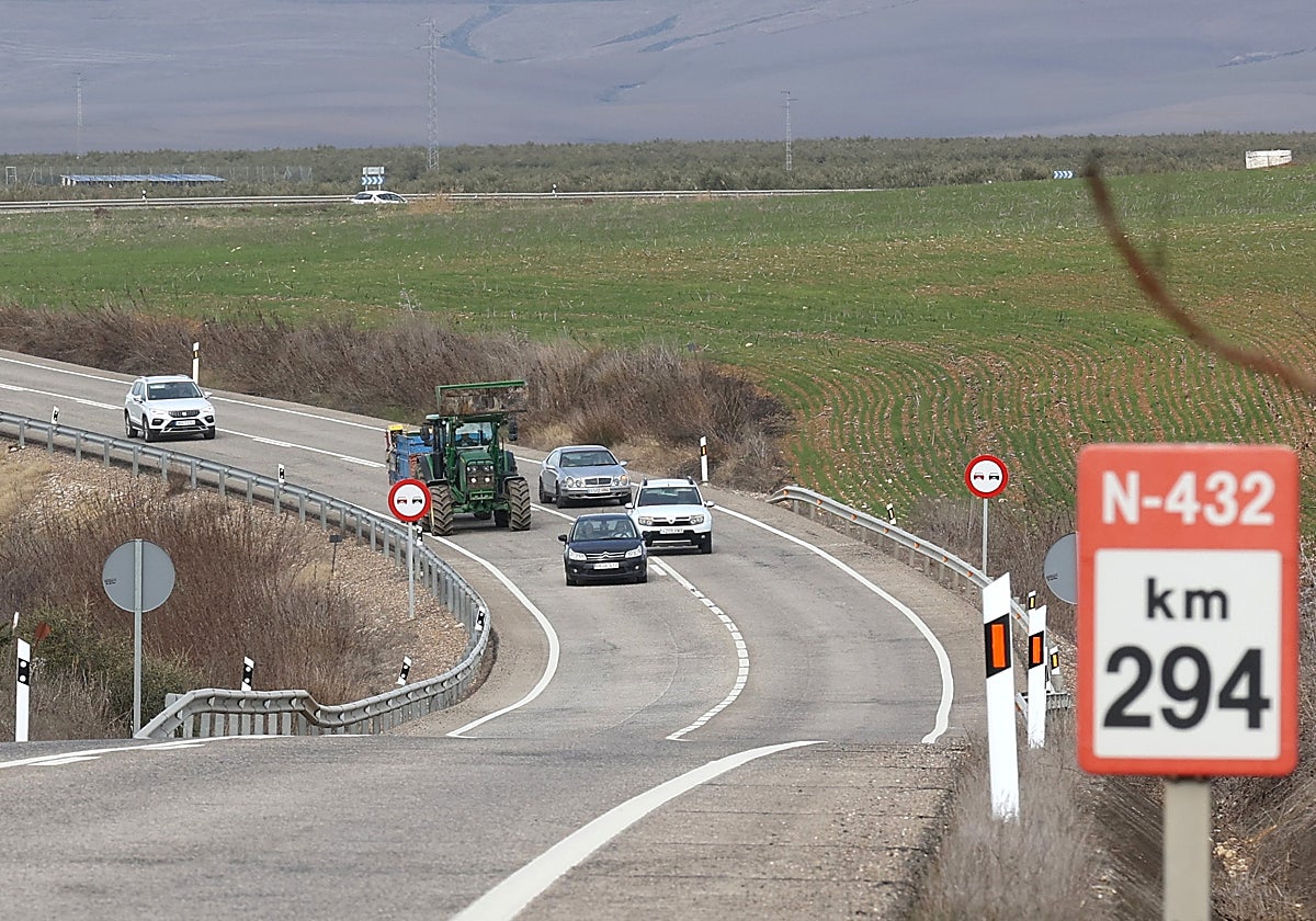 Coches adelantando a un tractor en uno de los tramos más peligrosos de la N-432 cerca de Córdoba
