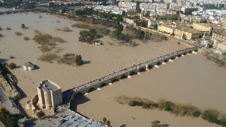 Vista panorámica del río en la zona del Puente Romano con los tajamares cubiertos por caudal en 2010