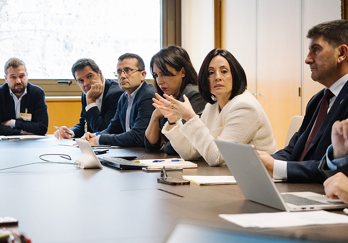 Mesa de la reunión de seguimiento del acuerdo de viabilidad, el miércoles