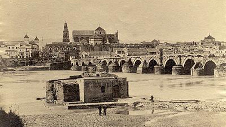 Imagen del Puente Romano y un molino árabe a comienzos del siglo XX