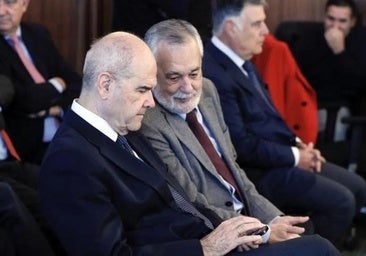 Manuel Chaves y José Antonio Griñán sentados en el banquillo durante un juicio del caso ERE