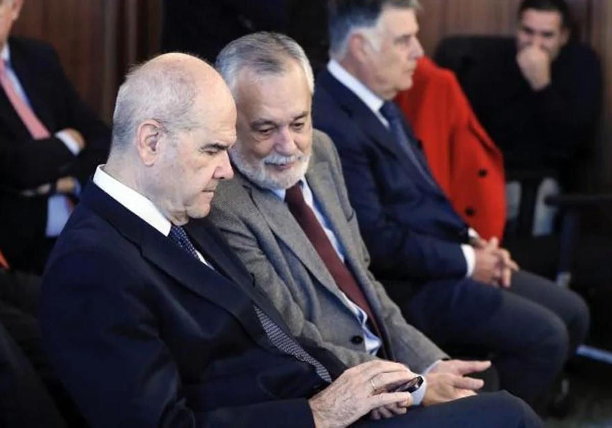Manuel Chaves y José Antonio Griñán sentados en el banquillo durante un juicio del caso ERE