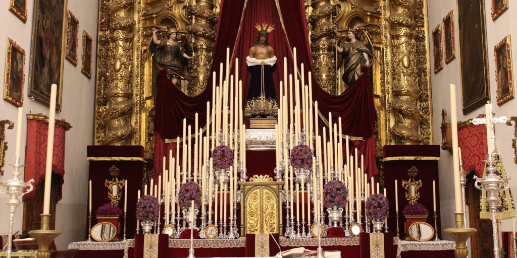 El Señor de las Penas preside la iglesia de San Andrés de Córdoba en un trono de cera y entre arcángeles