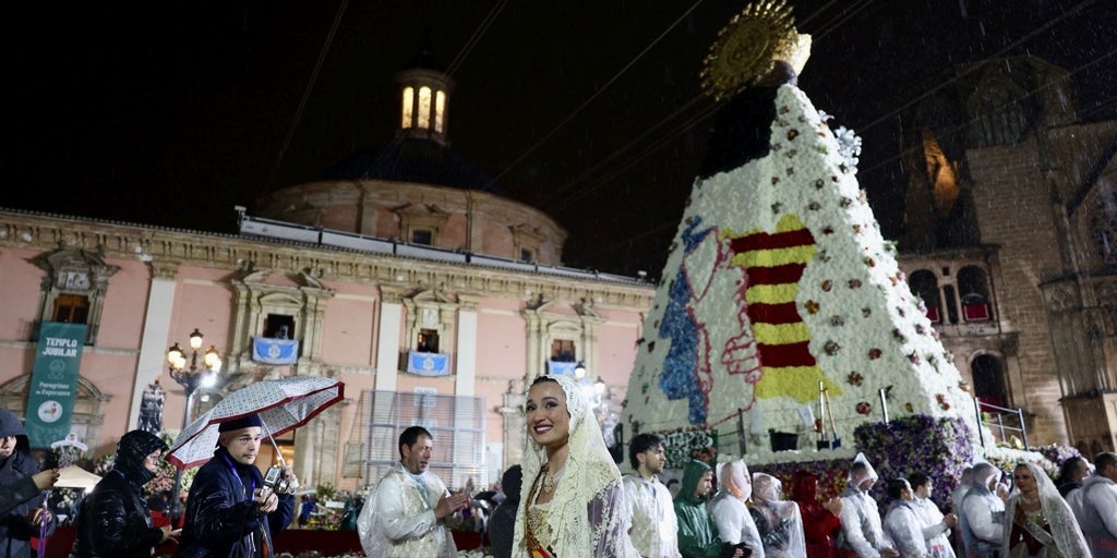 El manto de la Virgen en Valencia: un homenaje a las víctimas de la dana y a la solidaridad del pueblo