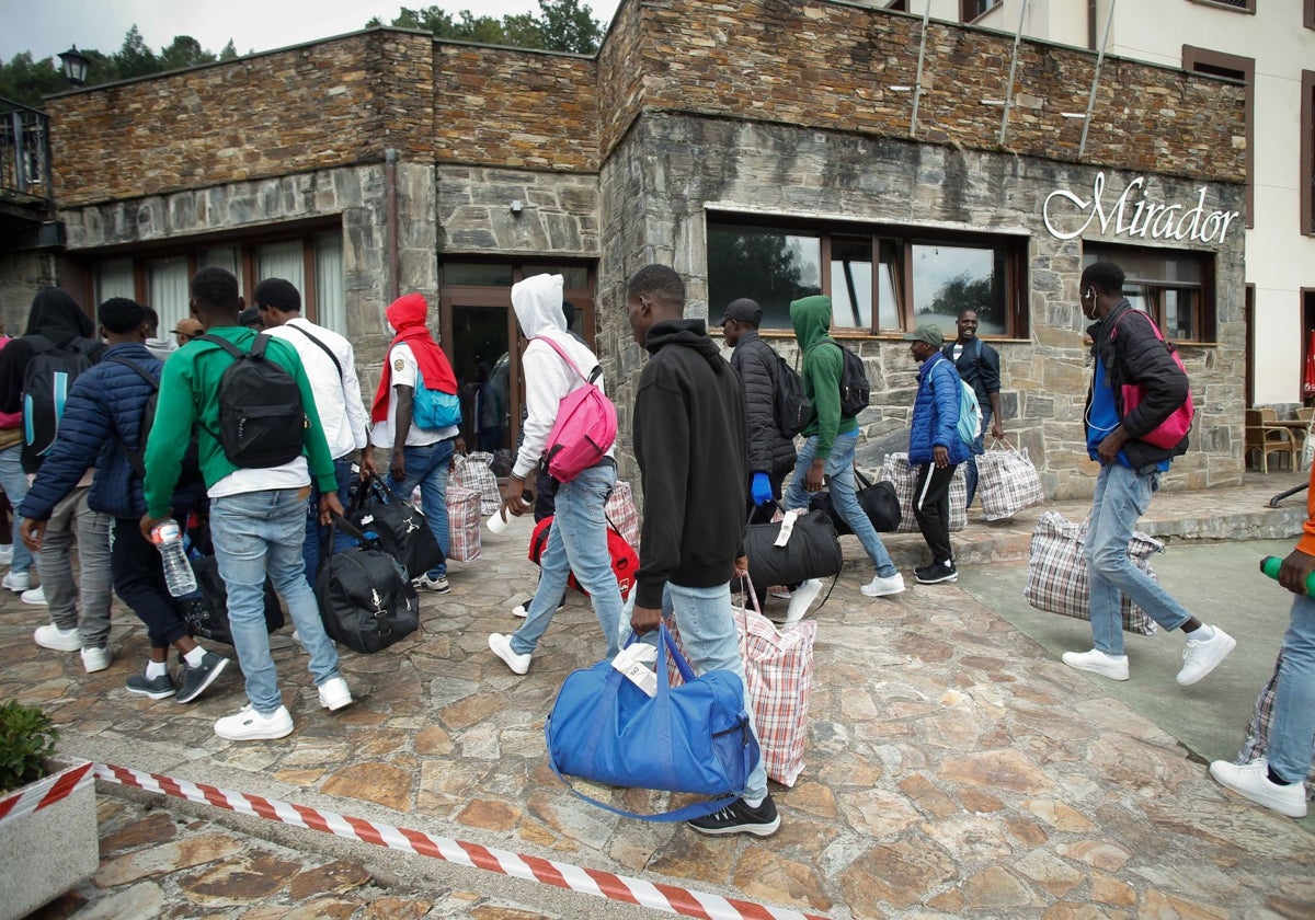Varios migrantes a su llegada al hotel, en septiembre de 2024, en Ribeira de Piquín, Lugo