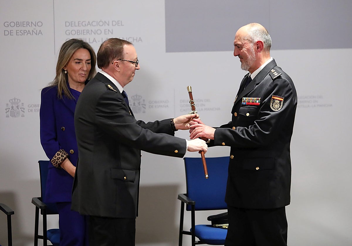Javier Pérez Castillo, jefe de la Policía Nacional en Castilla-La Mancha, entrega el bastón de mando al nuevo comisario provincial en Toledo, Manuel Domínguez