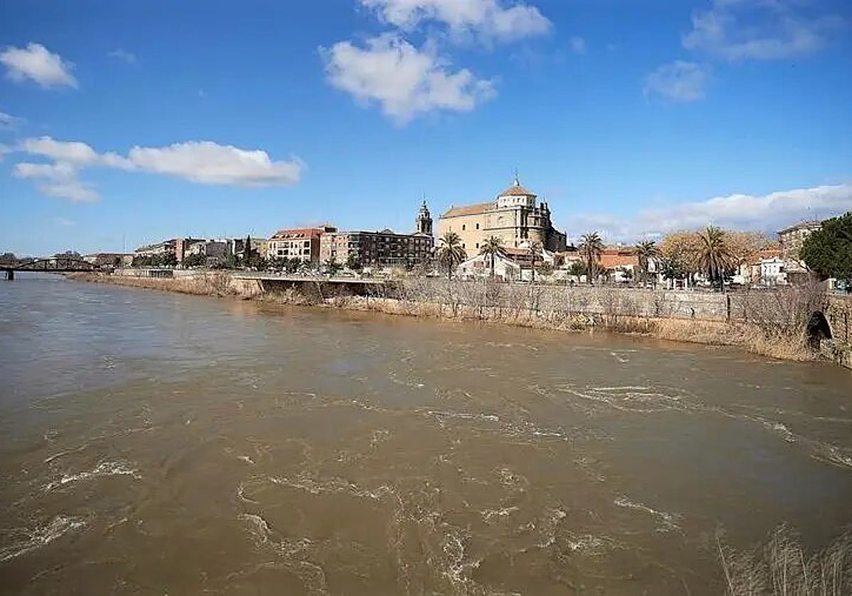 Talavera mantiene el umbral de aviso rojo en el Tajo a su paso por la ciudad con un caudal de 600 m³/s