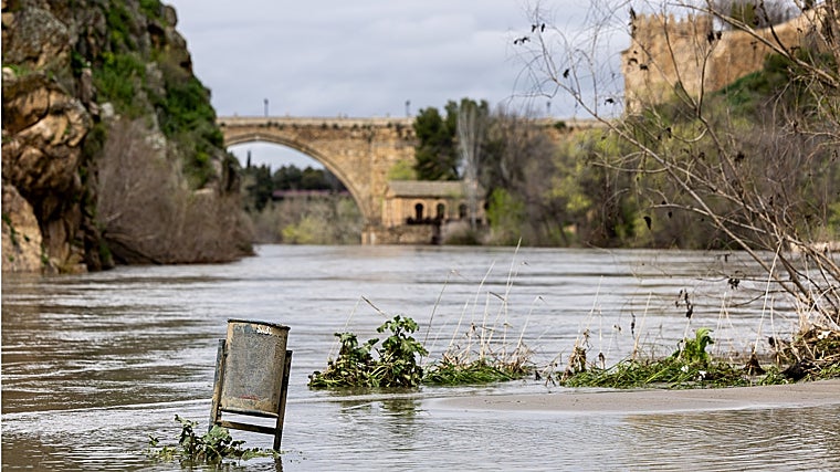 El paso del río Tajo por la ciudad de Toledo, con el Puente de San Martín al fondo