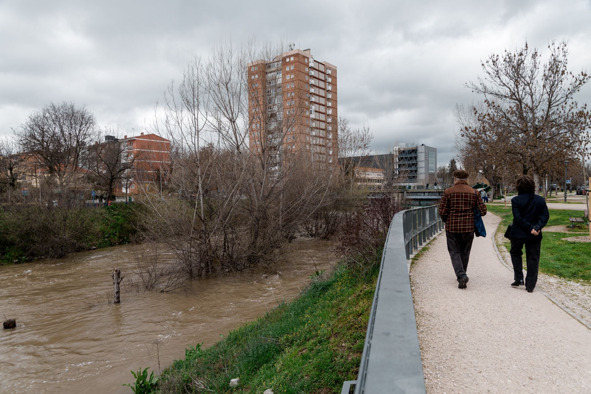 Personas junto al río Manzanares el 19 de marzo